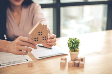 İşlem kontratında başarılı bir çift. İşlem sözleşmesi imzalayan mutlu çift. Ev almayı veya satmayı kabul et.