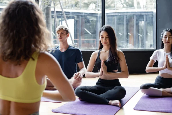 Grupo Jóvenes Meditan Yoga Sobre Esterilla Yoga Con Formador Ejemplar — Foto de Stock