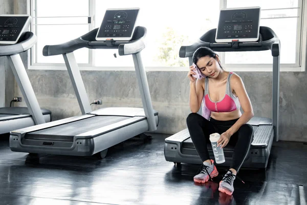 Sexy Asian Women Hold Flask Sit Rest Tired Treadmill Exercise — Foto de Stock