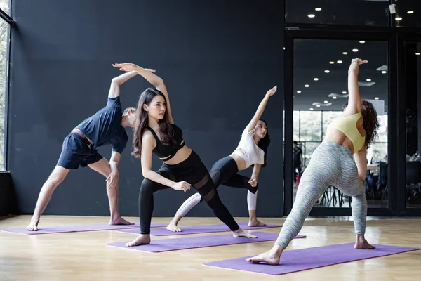Grupo Jóvenes Haciendo Yoga Una Esterilla Yoga Con Formador Enseñando — Foto de Stock