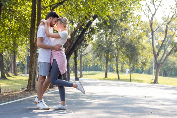 Las Parejas Adolescentes Muestran Amor Entre Parque Parejas Pie Besándose —  Fotos de Stock