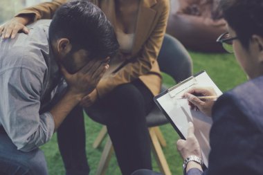 Karı kocanın konuşması, psikiyatrist yardımı ve desteği. Akıl sağlığı konsepti, birkaç sorunlu genç bir rehberlik danışmanıyla konuşuyor..