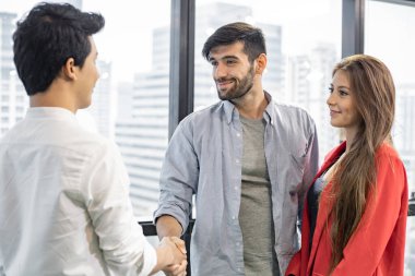 Karı kocanın konuşması, psikiyatrist yardımı ve desteği. Akıl sağlığı konsepti, birkaç sorunlu genç bir rehberlik danışmanıyla konuşuyor..