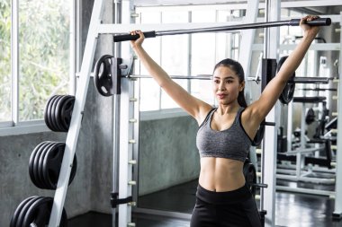 Çekici fit kadın modern spor salonunda spor yapıyor..