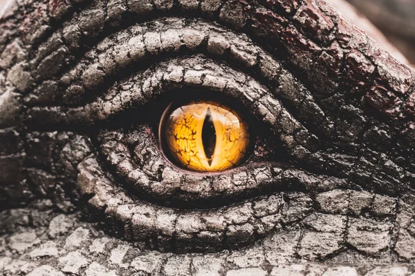 Dinozorların sarı gözleri dehşet vericiydi. Dinazor avcıları korkunç sarı gözlerle bakıyorlar. Dinozor gözü.