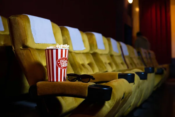 Popcorn Glazen Gele Fauteuil Bioscoop Met Kopieerruimte — Stockfoto