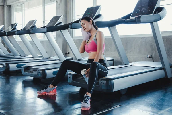 Sexy Asian Women Hold Flask Sit Rest Tired Treadmill Exercise — Foto de Stock