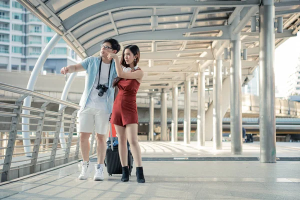 Young Couple Dragging Suitcase Talking Happily Smiling While Travel City —  Fotos de Stock