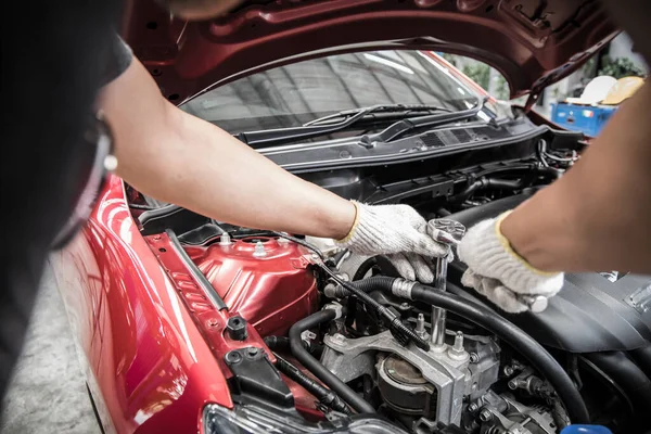 Closeup Hand Auto Mechanic Doing Car Service Maintenance Repair Service — Fotografia de Stock