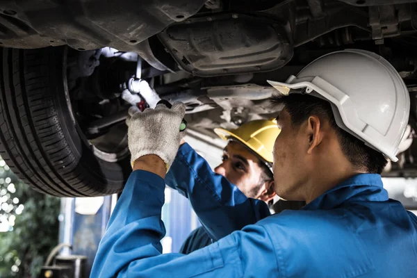 Two Mechanic Checking Car Suspension Vehicle Raised Lift Maintenance Station —  Fotos de Stock