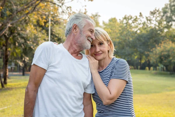 Coppie Anziane Abbracciano Sorridono Felici Nel Parco Concetto Coppie Anziane — Foto Stock