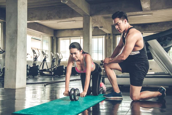 Sexy Mujer Asiática Entrenamiento Por Rueda Abdominales Ejercicio Estera Yoga — Foto de Stock