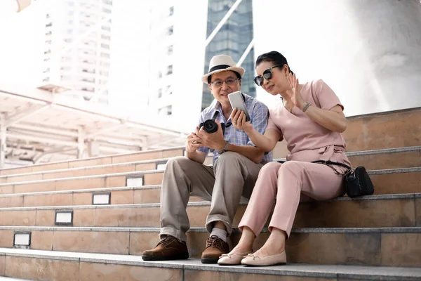 Senior Asiático Parejas Sentarse Las Escaleras Mientras Viaja Divertirse Videollamadas —  Fotos de Stock