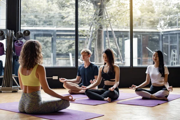 Grupo Jóvenes Meditan Yoga Sobre Esterilla Yoga Con Formador Ejemplar — Foto de Stock