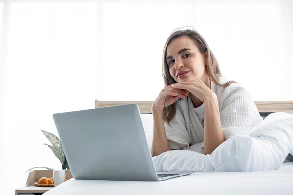 Prachtige Jonge Blanke Vrouw Pyjama Spelen Sociale Laptop Wit Bed — Stockfoto