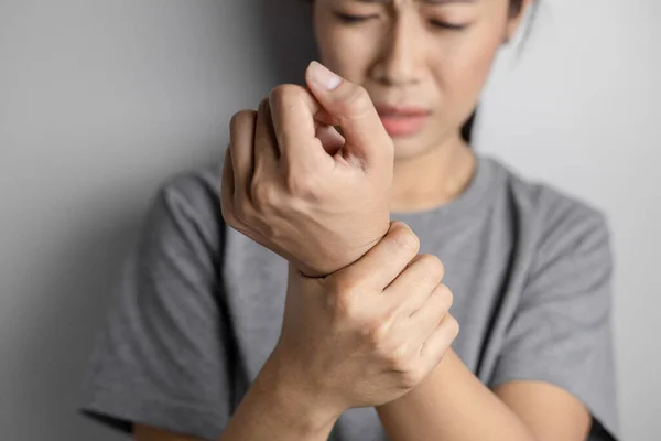 Mujer Que Sufre Dolor Muñeca Dolor Muñeca Una Mujer Mujer — Foto de Stock