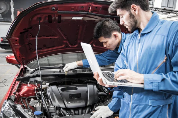 Dois Técnicos Estão Verificando Disponibilidade Carro Usando Uma Parte Superior — Fotografia de Stock