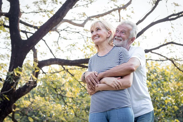 Casais Seniores Abraçam Sorriem Felizes Parque Sorriso Feliz Par Sênior — Fotografia de Stock