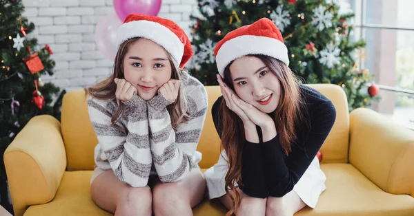 Дві Молоді Азійські Жінки Святкуванням Різдва — стокове фото