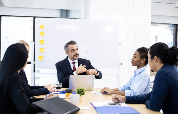Vállalati Üzleti Csapat Menedzser Találkozója Tárgyalóban Üzletemberek Beszélgetnek Együtt Konferenciateremben — Stock Fotó