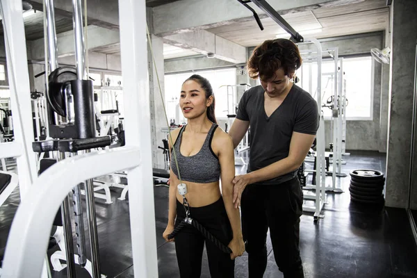 Entrenamiento Mujer Joven Usando Máquinas Ejercicio Tener Entrenador Masculino Gimnasio — Foto de Stock
