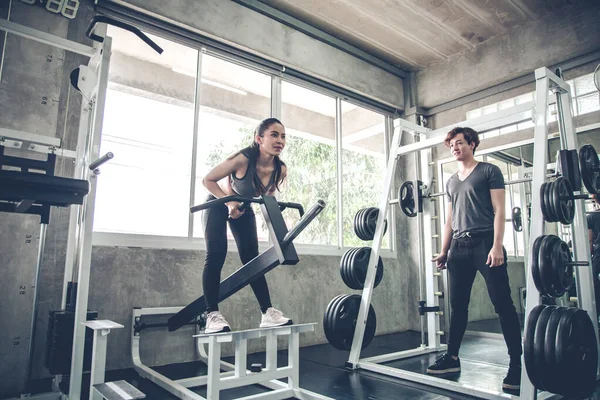 Treino Mulher Jovem Usando Máquinas Exercício Ter Treinador Masculino Ginásio — Fotografia de Stock