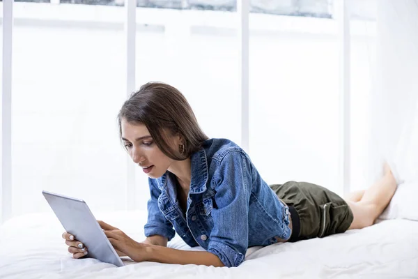 Jonge Blanke Vrouw Liggen Hurken Bed Spelen Sociale Online Een — Stockfoto