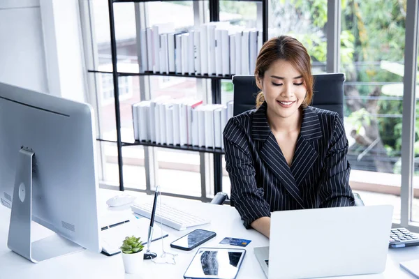 Young Woman Typing Laptop Smiling While Sitting Her Working Place Fotos De Stock Sin Royalties Gratis