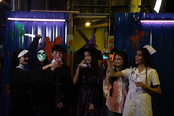 Fiesta Halloween Jóvenes Vestidos Con Trajes Festivos Por Noche — Foto de Stock