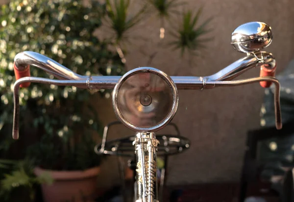 Guiador de bicicleta vintage, farol de luz antiga — Fotografia de Stock