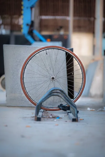 Bicicleta roubada, Roda de bicicleta acorrentada, roda dianteira bloqueada — Fotografia de Stock