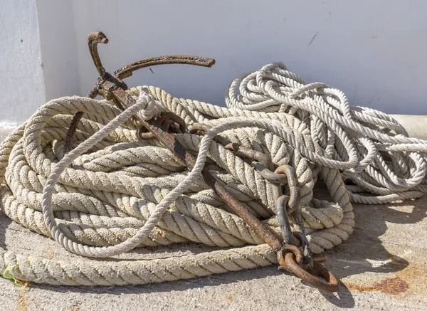 Old iron anchor and mooring ropes — Stock Photo, Image