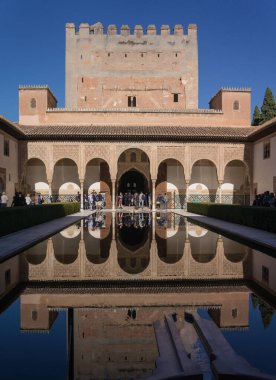 Alhambra Granada İspanya, Nasıra sarayları, su aynasında simetrik yansıma.