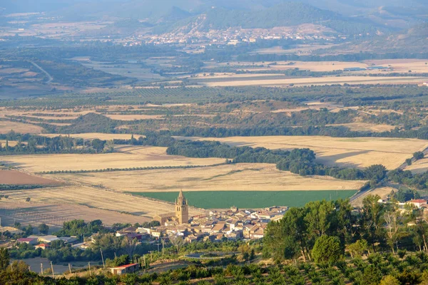 Панорамный вид на Loarre, Арагон, Уэска, Испания с вершины деревни, Замок Loarre — стоковое фото