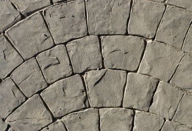 Damgalı beton kaldırım, çakıl taşlarını taklit eder dalgalarla dairesel desen, dekoratif görünüş renkleri ve kaldırım taşlarının dokuları