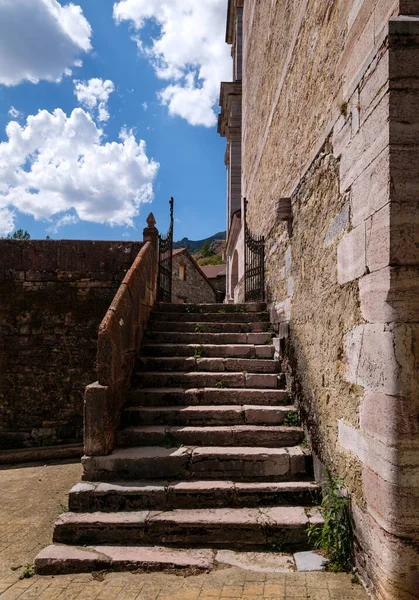 Escaleras de piedra caliza de mármol rojo veteado. — Foto de Stock