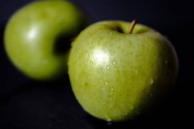 Yeşil elma, siyah arkaplanda izole edilmiş.