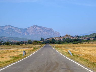 Kırsal kesimde köy yolu boş asfalt