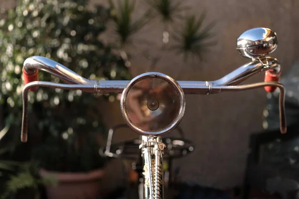 Manillar de bicicleta vintage, faro de luz antiguo — Foto de Stock