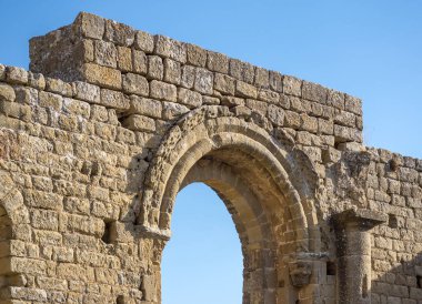 Kilisenin girişinde yarı dairesel kemer. Romanca mimari.