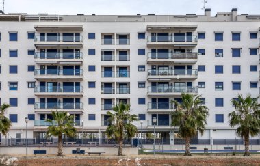 Pencereli bir binanın modern cephesi