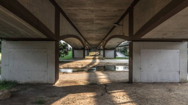 Köprünün altından perspektif İnşaat.