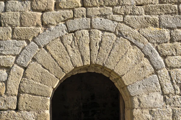 Arco semicircular en la capilla de entrada arquitectura románica — Foto de Stock