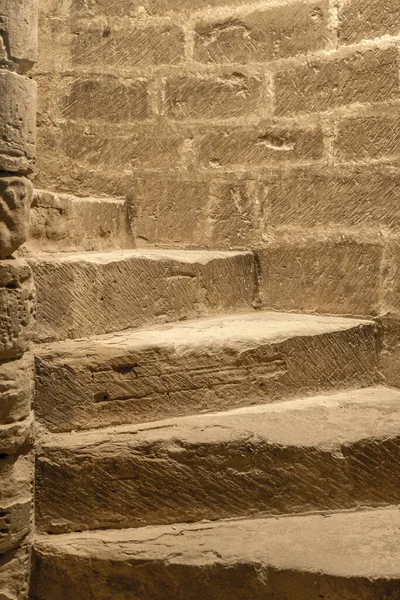 Medieval esculpida pedra caracol escada mão — Fotografia de Stock