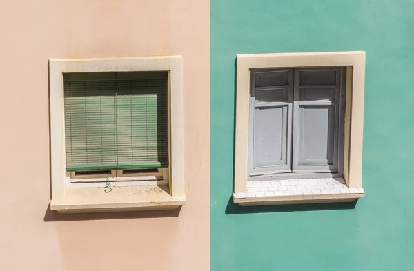 Duas janelas com fachada colorida de um edifício residencial — Fotografia de Stock