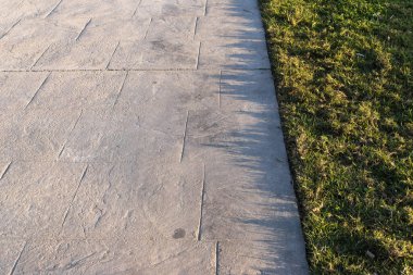 Üstü genişletme eklemli beton kaldırım, dekoratif görünüm renkleri ve çimento tasarımı, perspektif üzerine döşeme taşı döşeme dokuları