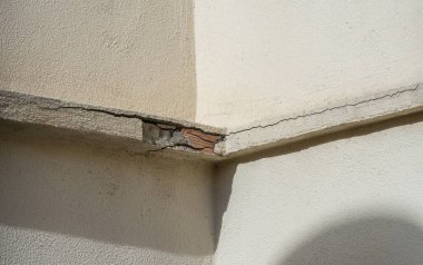Dış bina korniş ayrımı. Mimari sorunlar. Tuğla ve çimento karavanı görünüyor.
