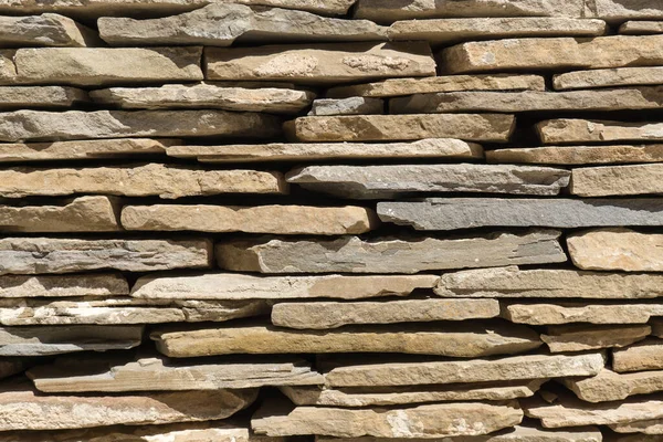 石板石墙 由不规则的大块石料制成 — 图库照片