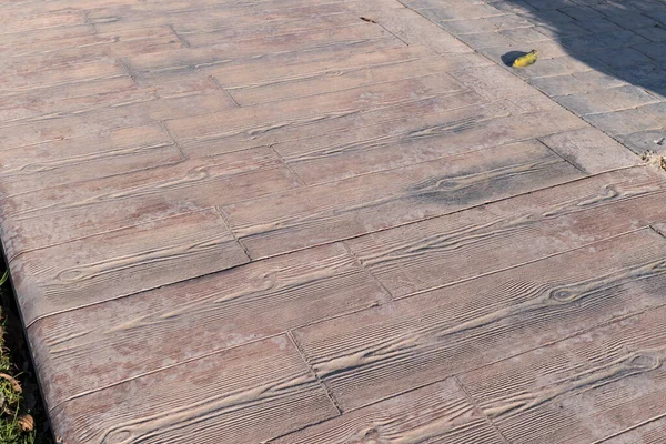 室外压印混凝土路面 木制板条图案 地板外部 装饰纹理水泥铺装表面的木条 — 图库照片