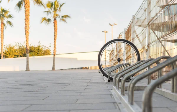 Bicicleta Roubada Roda Bicicleta Dianteira Acorrentada Bloqueada Uma Roda Bicicleta — Fotografia de Stock